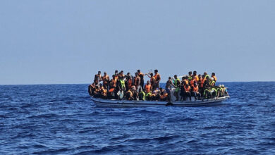 صورة بينهم أطفال ونساء.. إنقاذ عشرات المهاجرين قبالة سواحل قبرص