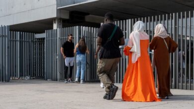 صورة فرنسا تتجه نحو حظر ارتداء العباءة في المدارس