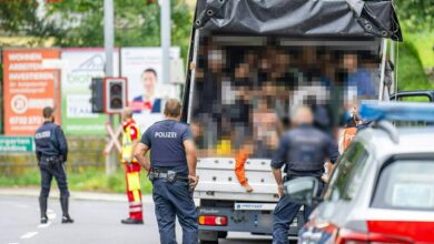 صورة الشرطة النمساوية تعثر على عشرات المهاجرين داخل شاحنة