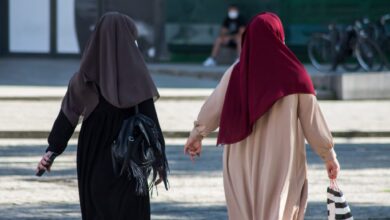 صورة فرنسا.. مجلس الدولة يؤيد حظر ارتداء العباءة في المدارس