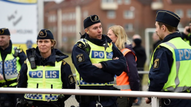 صورة الشرطة السويدية تمنح رجل فلسطيني تصريحا لحرق علم إسرائيل في ستوكهولم