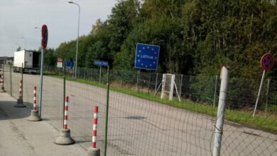صورة لمنع تدفق المهاجرين.. لاتفيا تغلق معبر حدودي مع جارتها بيلاروسيا