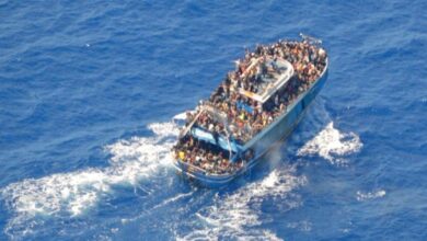 صورة 40 مهاجرا يقاضون اليونان بعد غرق قارب يقل المئات في يونيو الماضي