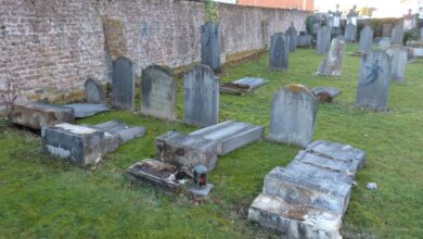 صورة تخريب عشرات القبور اليهودية في شرق ألمانيا
