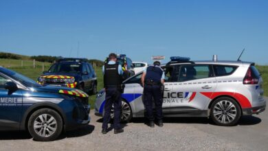 صورة الشرطة الفرنسية تتدخل لفض شجار بين عدد كبير من المهاجرين شمال البلاد