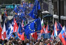 صورة آلاف يتظاهرون في لندن للمطالبة بعودة بريطانيا للاتحاد الأوروبي