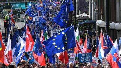 صورة الآلاف يتظاهرون في لندن للمطالبة بعودة بريطانيا للاتحاد الأوروبي