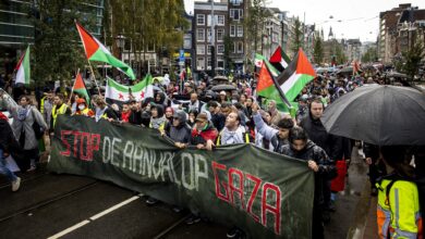 صورة أكثر من 10 آلاف شخص يتظاهرون وسط أمستردام للمطالبة بوقف مجازر غزة