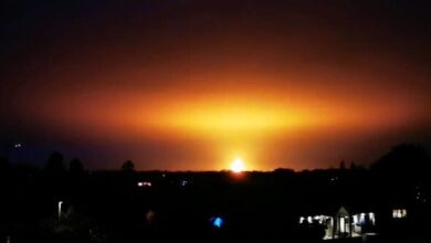 صورة انفجار ضخم في بريطانيا بسبب صاعقة برق “فيديو”