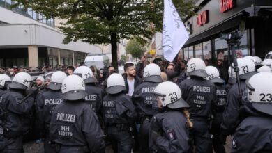 صورة مظاهرة غير متوقعة في هامبورغ بألمانيا.. والشرطة تتفاجئ بالشعارات والأعلام