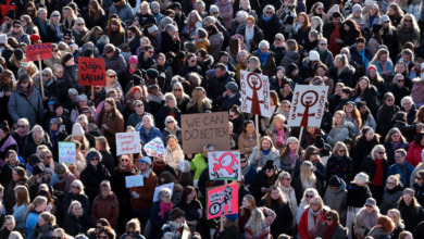 صورة للمساواة في الأجور..عشرات آلاف النساء يضربن العمل بآيسلندا بينهن رئيسة الوزراء