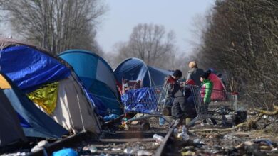 صورة الشرطة الفرنسية تخلي مخيما للمهاجرين يؤوي ألفي شخص