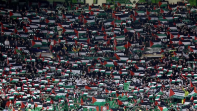 صورة جماهير نادي أسكتلندي يرفع علم فلسطين خلال مباراة فريقه في دوري أبطال أوروبا