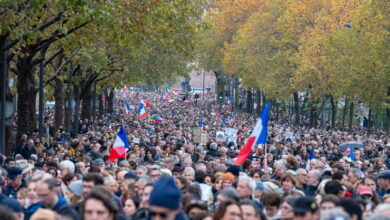 صورة أكثر من 100 ألف يشاركون في مظاهرة ضد “معاداة السامية” في فرنسا
