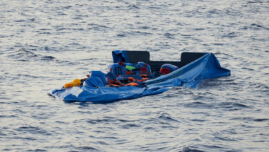 صورة وفاة طفلة وفقدان 8 مهاجرين آخرين في غرق قارب قبالة إيطاليا