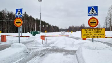 صورة بسبب زيادة تدفق اللاجئين.. فنلندا تغلق معابرها الحدودية مع روسيا