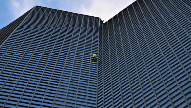 صورة لتوجيه رسالة سلام.. “الرجل العنكبوت” يتسلق ناطحة سحاب في باريس