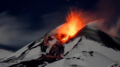 صورة “فيديو”.. ثوران بركان “إتنا” في صقلية وسط الثلوج