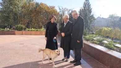 صورة رئيس النمسا يتعرض للعض من قبل “كلب” رئيسة مولدوفا.. فيديو
