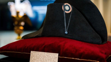 صورة بيع قبعة لنابليون في مزاد بباريس بمبلغ قياسي