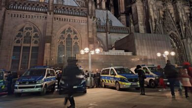 صورة تشديد الإجراءات الأمنية حول كاتدرائية كولونيا بألمانيا