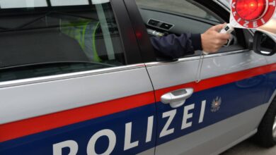 صورة إصابة 3 أشخاص بجروح خلال مطاردة الشرطة النمساوية لسيارة تقل لاجئين سوريين