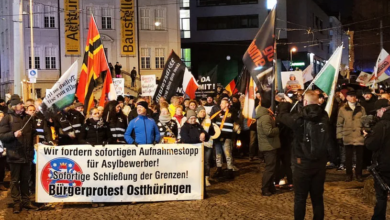 صورة مظاهرة حاشدة لليمين ضد افتتاح مركز للاجئين شرقي ألمانيا