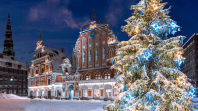 صورة مظاهر احتفال لاتفيا بعيد الميلاد .. زخارف من القش وأسواق مزينة بالأضواء