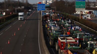 صورة آلاف المزارعين الفرنسيين يغلقون الطرق السريعة المؤدية إلى باريس