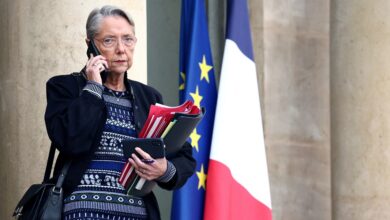 صورة رئيسة وزراء فرنسا تتقدم باستقالها لماكرون