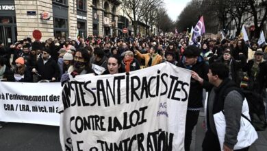 صورة عشرات الآلاف يخرجون في مظاهرات عارمة في فرنسا ضد قانون الهجرة الجديد
