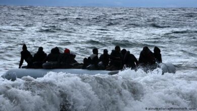 صورة وفاة مهاجرين وإنقاذ 57 آخرين قبالة اليونان