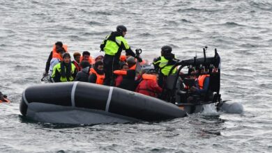 صورة فرنسا تقيم “سدا عائما” لمنع قوارب المهاجرين المتجهة إلى بريطانيا