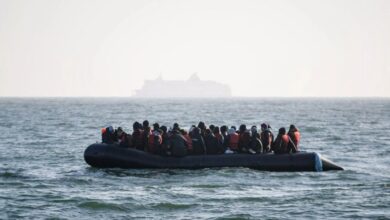 صورة بينهم عشرات الأطفال.. سفن إنسانية تنقذ 185 مهاجرا وسط البحر المتوسط
