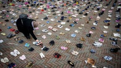 صورة تخليدا لذكرى أطفال غزة.. الآلاف يتركون أحذيتهم في ساحة وسط أمستردام