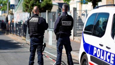 صورة الشرطة الفرنسية تعتقل معلما بتهمة ترجمة أناشيد جهادية لصالح تنظيم “داعش”
