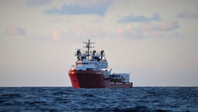 صورة السلطات الإيطالية تحتجز سفينة “أوشن فايكينغ” الإنسانية