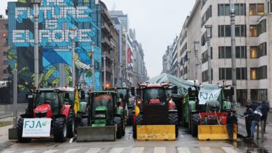 صورة مزارعون غاضبون يحتلون الحي الأوروبي وسط بروكسل