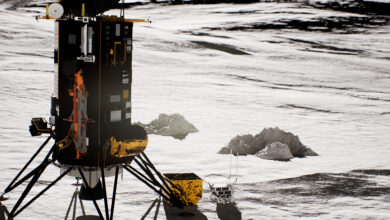 صورة لأول مرة منذ نصف قرن.. هبوط مركبة فضاء أمريكية على سطح القمر