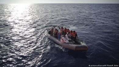 صورة إنقاذ 40 مهاجرا قبالة سواحل اليونان