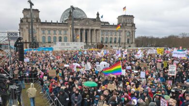 صورة أكثر من 150 ألف يتظاهرون ضد اليمين المتطرف في برلين