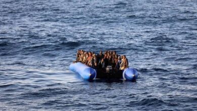 صورة إنقاذ أكثر من 100 مهاجر خلال محاولتهم عبور الأطلسي نحو الكناري