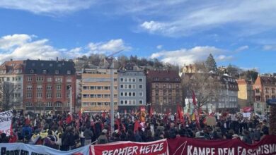 صورة الآلاف يتظاهرون ضد اليمين المتطرف في شتوتغارت الألمانية