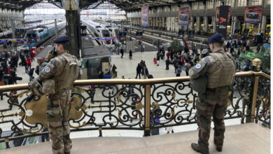 صورة إصابة عدة إشخاص في هجوم داخل محطة قطارات بباريس