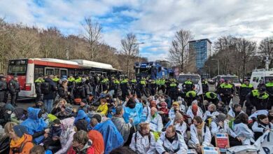 صورة الشرطة الهولندية تعتقل نحو ألف ناشط بيئي