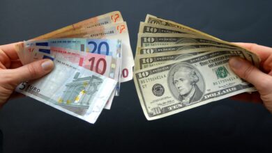 صورة الدولار يرتفع لأعلى مستوى في شهرين واليورو يتراجع