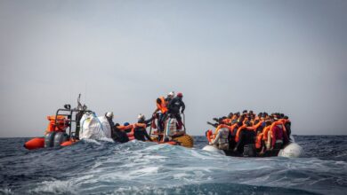 صورة بينهم أطفال ونساء .. سفينة إنسانية تنقذ 110 مهاجرين قبالة سواحل ليبيا