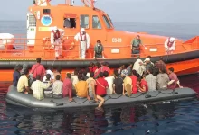 صورة إنقاذ 200 مهاجر بعد وصولهم إلى جزيرة إسبانية غير مأهولة