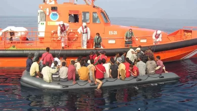 صورة إنقاذ 200 مهاجر بعد وصولهم إلى جزيرة إسبانية غير مأهولة