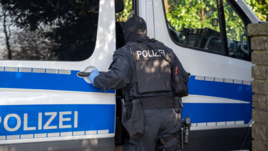 صورة اعتقال اثنين من اللاجئين السوريين في ألمانيا بشبهة الانتماء لـ “داعش”
